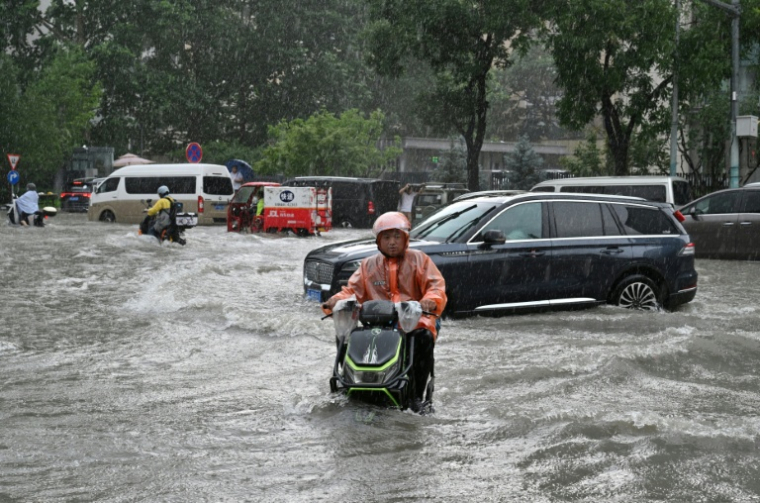 Une rue inondée à Pékin, le 7 juillet 2026 après des orages violents en Chine ( AFP / Adek BERRY )