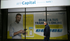 Un passant devant les bureaux d'une Administratrice de fonds de pension (AFP), à Santiago du Chili le 26 octobre 2026 ( AFP / Rodrigo ARANGUA )