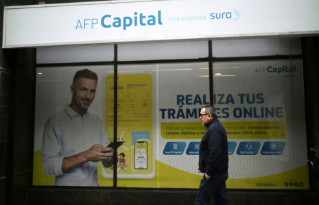 Un passant devant les bureaux d'une Administratrice de fonds de pension (AFP), à Santiago du Chili le 26 octobre 2026 ( AFP / Rodrigo ARANGUA )