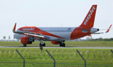 Un avion de la compagnie aérienne EasyJet atterrit à l'aéroport d'Orly, le 6 avril 2026 dans le Val-de-Marne ( AFP / Thomas SAMSON )