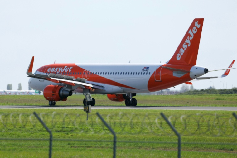 Un avion de la compagnie aérienne EasyJet atterrit à l'aéroport d'Orly, le 6 avril 2026 dans le Val-de-Marne ( AFP / Thomas SAMSON )