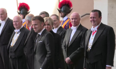 Macron arrive au Vatican, accompagné de son épouse, avant de rencontrer le pape