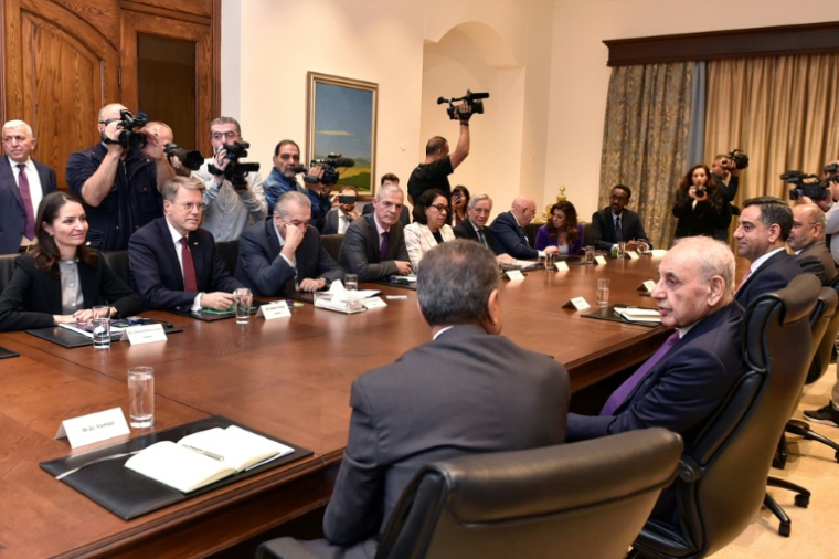 Photo fournie par le Parlement libanais du président du Parlement libanais Nabih Berri, devant à droite, recevant la délégation du Conseil de sécurité de l'ONU, à Beyrouth, au Liban, le 5 décembre 2025 ( LEBANESE PARLIAMENT / Handout )