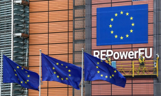 Des drapeaux européens flottent devant le siège de la Commission européenne à Bruxelles