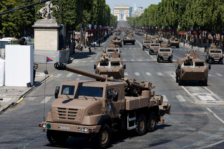 Des Caesar lors du défilé du 14-juillet en 2023 à Paris, sur les Champs-Elysées. ( AFP / LUDOVIC MARIN )