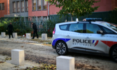 Des policiers devant les lieux du braquage du laboratoire Pourquery de traitement de métaux précieux, le 30 octobre 2025 à Lyon, dans le centre-est de la France ( AFP / OLIVIER CHASSIGNOLE )