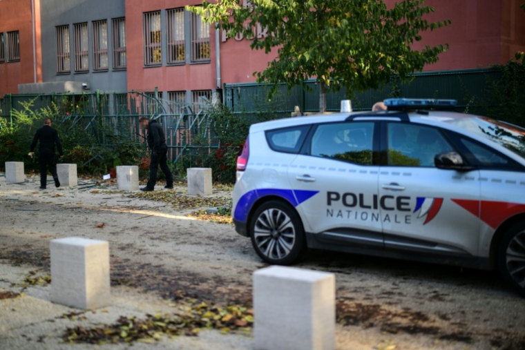 Des policiers devant les lieux du braquage du laboratoire Pourquery de traitement de métaux précieux, le 30 octobre 2025 à Lyon, dans le centre-est de la France ( AFP / OLIVIER CHASSIGNOLE )