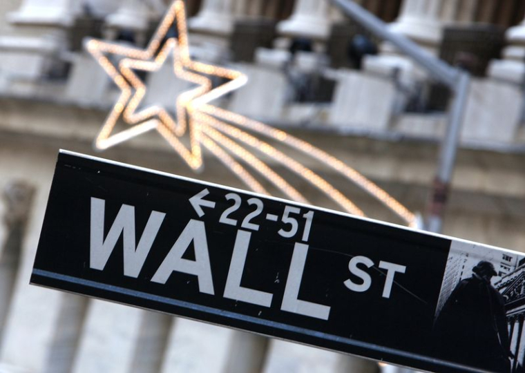 On aperçoit un panneau de signalisation sur Wall Street, devant la Bourse de New York
