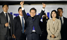 Le président-élu sud-coréen Lee Jae-myung salue ses partisans, le 4 juin 2025 à Séoul ( AFP / ANTHONY WALLACE )