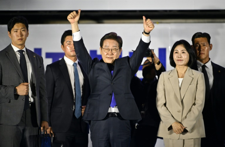 Le président-élu sud-coréen Lee Jae-myung salue ses partisans, le 4 juin 2025 à Séoul ( AFP / ANTHONY WALLACE )