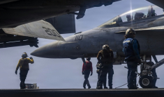 Photo diffusée par l'US Navy et le service des affaires publiques du Commandement central des États-Unis, le 28 mai 2026, un F/A-18F Super Hornet, sur le pont d'envol du porte-avions USS Abraham Lincoln, le 25 mai 2026 ( US NAVY / - )