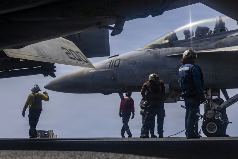 Photo diffusée par l'US Navy et le service des affaires publiques du Commandement central des États-Unis, le 28 mai 2026, un F/A-18F Super Hornet, sur le pont d'envol du porte-avions USS Abraham Lincoln, le 25 mai 2026 ( US NAVY / - )
