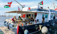 Des militants et défenseurs des droits de l'Homme à bord d'un navire au départ de la Tunisie à Bizerte pour rejoindre la flotille pour Gaza, le 14 septembre 2025 ( AFP / MOHAMED FLISS )