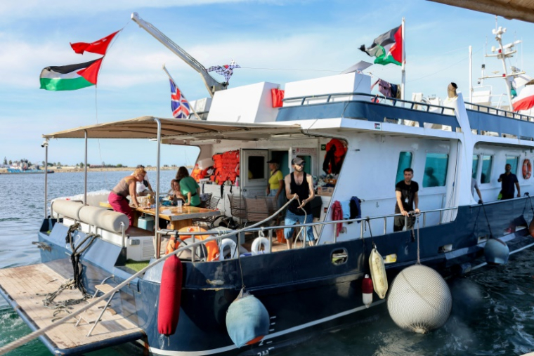 Des militants et défenseurs des droits de l'Homme à bord d'un navire au départ de la Tunisie à Bizerte pour rejoindre la flotille pour Gaza, le 14 septembre 2025 ( AFP / MOHAMED FLISS )
