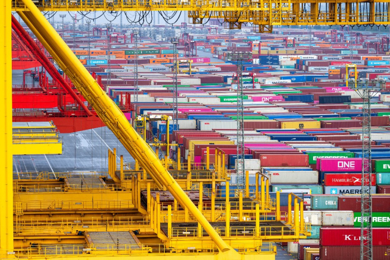 ( POOL / SINA SCHULDT )