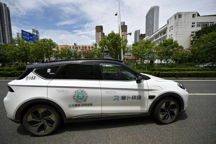 Un robotaxi autonome développé dans le cadre du projet de conduite autonome "Apollo Go" du géant technologique Baidu, à Wuhan, Cette photo, le 1er août 2024 ( AFP / Pedro PARDO )
