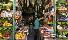Une femme fait ses courses dans une épicerie à Madrid