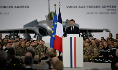 Le président français Emmanuel Macron visite la base aérienne militaire d'Istres