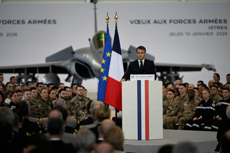 Le président français Emmanuel Macron visite la base aérienne militaire d'Istres
