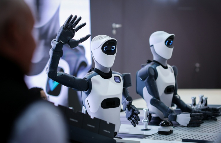 Des robots humanoïdes sur le stand d'Agile Robots à la foire industrielle d'Hanovre, 20 avril 2026 dans le nord de l'Allemagne ( AFP / RONNY HARTMANN )