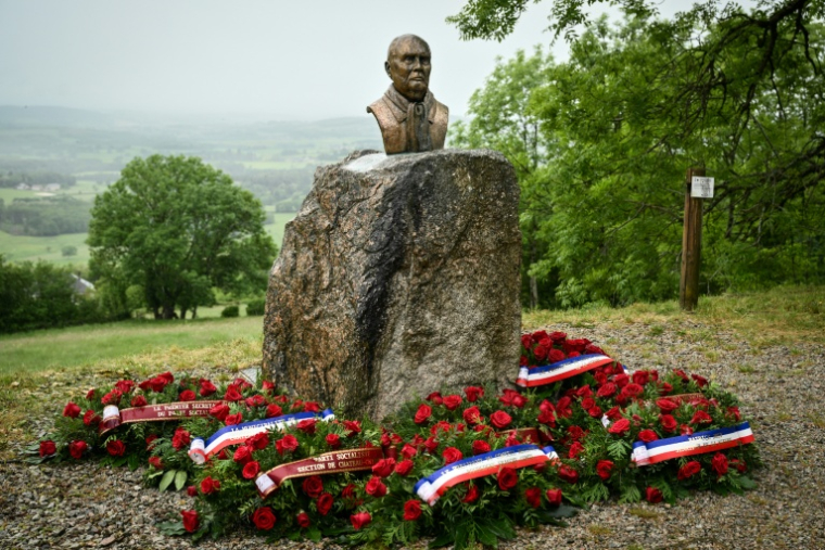 Des gerbes de roses déposées au pied de la statue de l'ex-président socialiste François Mitterrand, le 10 mai 2026 à Château-Chinon, dans la Nièvre   ( AFP / ARNAUD FINISTRE )