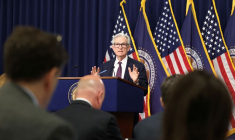 La Fed attend davantage de données pour orienter sa politique, souligne Powell