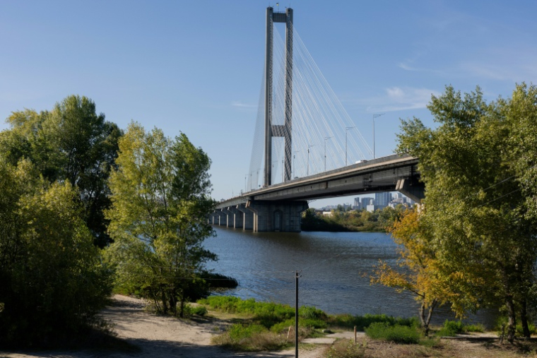 Le pont Sud de Kiev après une frappe de drone russe le 1er octobre 2026, qui a ensuite été fermé à la circulation ( AFP / Tetiana DZHAFAROVA )