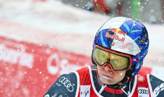 Le skieur français Alexis Pinturault à l'arrivée de la deuxième manche du géant d'Adelboden (Suisse), le 10 janvier 2026 ( AFP / Fabrice COFFRINI )