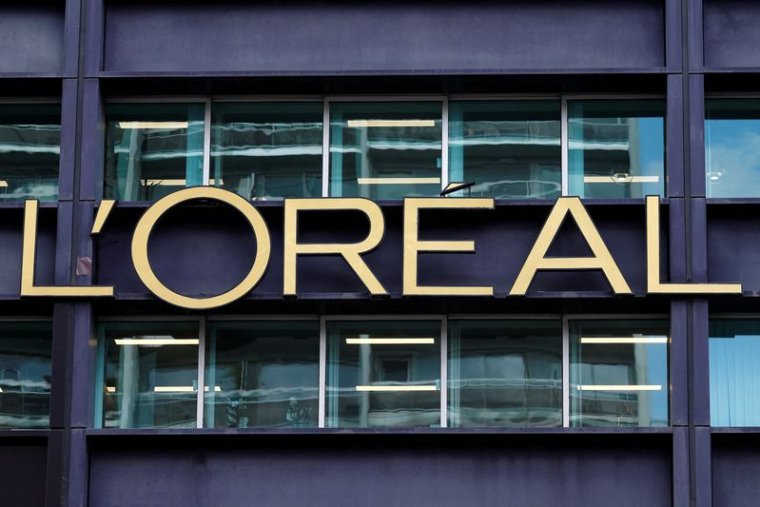 PHOTO DE FICHIER : Logo du Groupe L'Oréal sur le siège de la société à Clichy, près de Paris