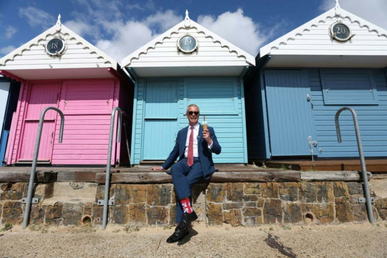 Le dirigeant de Reform UK, Nigel Farage (extrême droite), à Walton-on-the-Naze, en Angleterre, le 7 mai 2026 ( AFP / Chris Radburn )