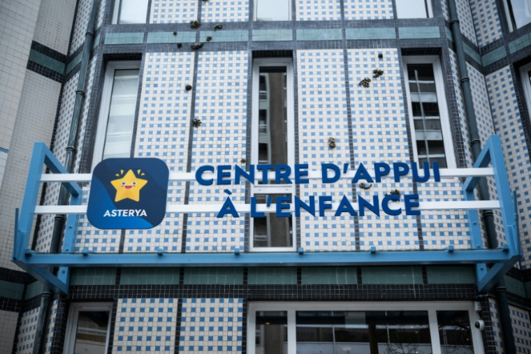 Façade du bâtiment Asterya, premier centre de santé dédié aux enfants victimes de violence et confiés aux services de l'Aide sociale à l'enfance de Paris, le 2 décembre 2025 ( AFP / JULIEN DE ROSA )