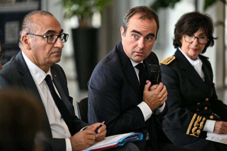 Le Premier ministre Sébastien Lecornu (c) préside une réunion aux côtés du ministre de l'Intérieur Laurent Nuñez (g) et de responsables à Mérignac , près de Bordeaux, le 17 août 2026 en Gironde, après un incendie de forêt ( POOL / Christophe ARCHAMBAULT )