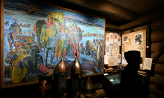 Un écolier visite une installation d'un musée de Samolva, dans le nord-ouest de la Russie le 18 avril 2026 ( AFP / Olga MALTSEVA )