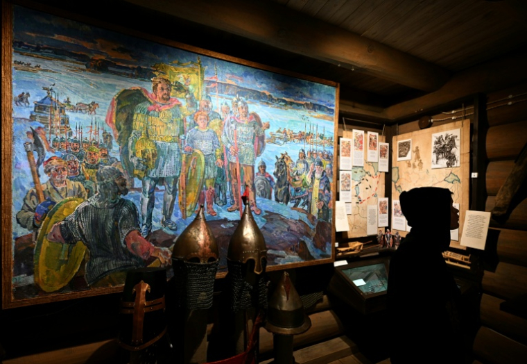 Un écolier visite une installation d'un musée de Samolva, dans le nord-ouest de la Russie le 18 avril 2026 ( AFP / Olga MALTSEVA )