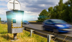 Radars de feux rouge ou radars fixes : comment fonctionnent-ils ? (Crédits photo : Shutterstock)
