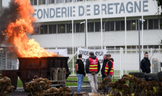 Des employés manifestent devant Fonderie de Bretagne, à Caudan, le 18 décembre 2024. ( AFP / LOIC VENANCE )