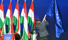 Un drapeau européen installé près de drapeaux hongrois, à Budapest, le 13 avril 2026 ( AFP / Attila KISBENEDEK )