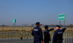 Des policiers devant l'aéroport de Rzeszów-Jasionka en Pologne