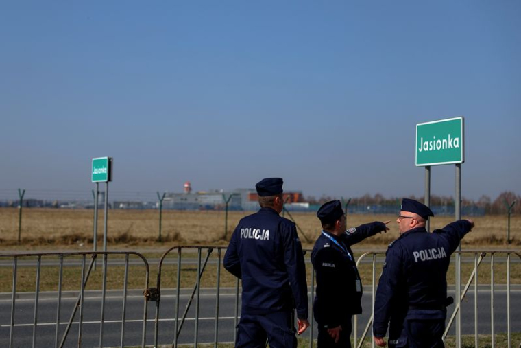 Des policiers devant l'aéroport de Rzeszów-Jasionka en Pologne