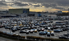 Des voitures neuves sont garées à l'usine Ford, à Cologne, en Allemagne