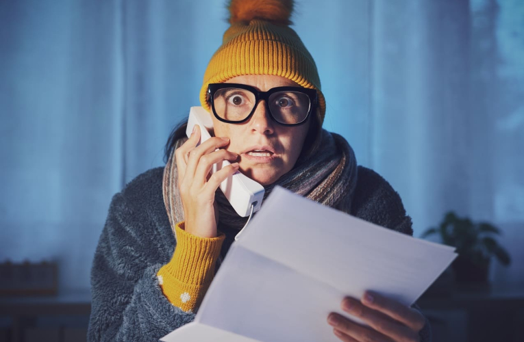 (Crédits photo : Adobe Stock - Femme choquée à la réception de sa facture d'électricité en hiver)