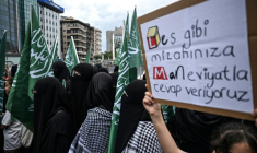 Des manifestants protestent contre les dessinateurs d'un magazine satirique suite aux allégations de publication d'une caricature du prophète Mahomet, devant la mosquée de Taksim à Istanbul, le 1er juillet 2025 ( AFP / Ozan KOSE )