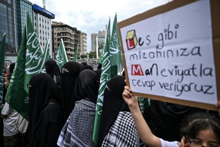 Des manifestants protestent contre les dessinateurs d'un magazine satirique suite aux allégations de publication d'une caricature du prophète Mahomet, devant la mosquée de Taksim à Istanbul, le 1er juillet 2025 ( AFP / Ozan KOSE )