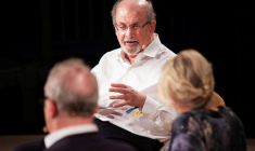 SALMAN RUSHDIE OPÉRÉ APRÈS AVOIR ÉTÉ POIGNARDÉ AUX ETATS-UNIS