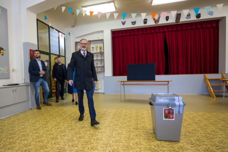 Le Premier ministre tchèque sortant et candidat aux législatives Petr Fiala dans un bureau de vote à Brno, le 3 octobre 2025 ( AFP / Radek Mica )