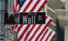 Un drapeau américain derrière un panneau Wall Street le 22 avril 2026 à New York ( AFP / ANGELA WEISS )