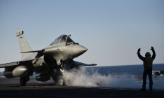 Un Rafale à bord du porte-avions Charles de Gaulle, en 2016 (illustration) ( POOL / STEPHANE DE SAKUTIN )