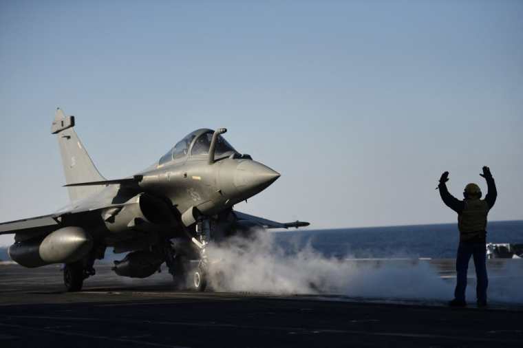 Un Rafale à bord du porte-avions Charles de Gaulle, en 2016 (illustration) ( POOL / STEPHANE DE SAKUTIN )