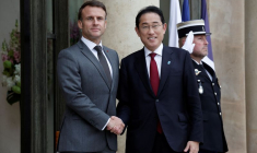 Le président français Macron rencontre le Premier ministre japonais Fumio Kishida