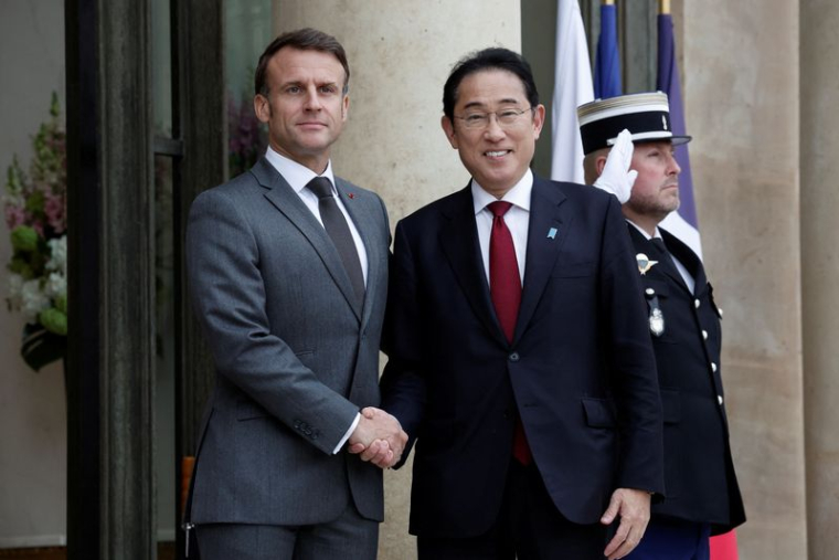 Le président français Macron rencontre le Premier ministre japonais Fumio Kishida